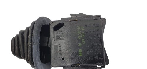 923