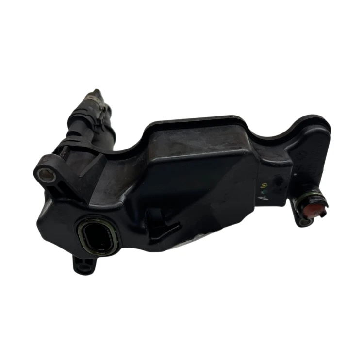 Gwiazda Mercedesa, logo Mahle i napis Made in Romania na odmie A2700105401