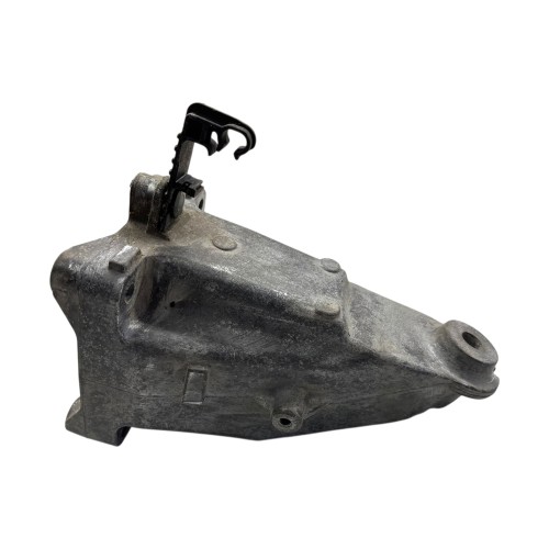Łapa silnika Mercedes A2742231004 do jednostek M274 2.0 CGI, widok całej sztuki