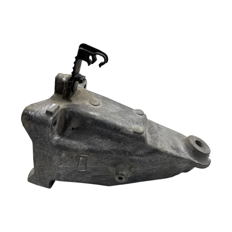 Łapa silnika Mercedes A2742231004 do jednostek M274 2.0 CGI, widok całej sztuki